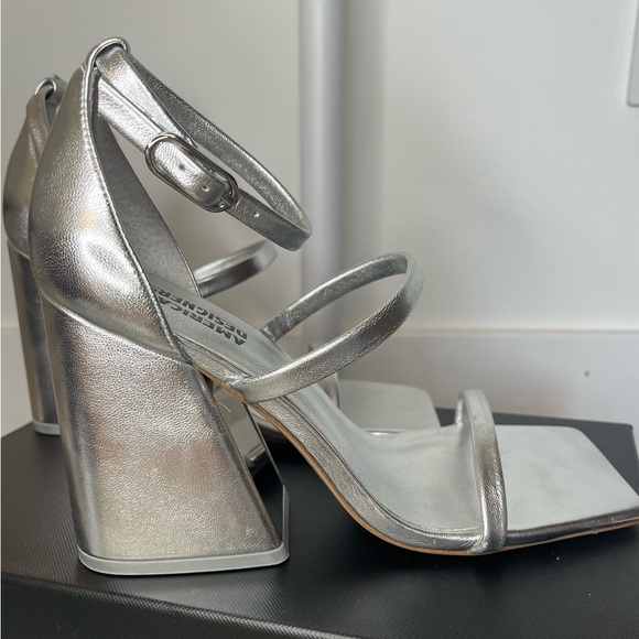 NEW✨ American Designers by Badgley Mischka Sly Metallic Block Heel in Silver - Picture 7 of 8